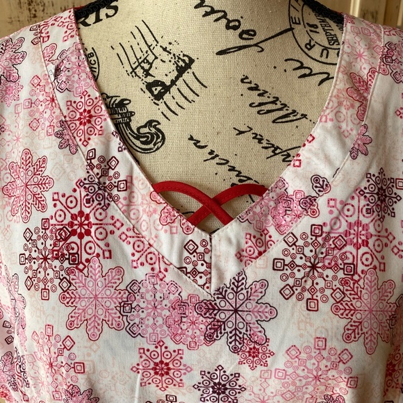 SEASONAL Red & White SNOWFLAKES Women’s UA ButterSoft Size LARGE Scrub Top ❄️ - Picture 2 of 15